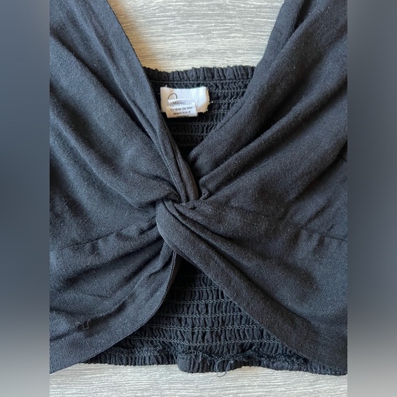 Japna ruffle sleeve knotted front smocked back crop top in black. Size S - Picture 3 of 6